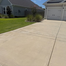 Driveway-Rust-Removal-Cleaning-and-Sealing-Project-in-Gulf-Breeze-Florida 3